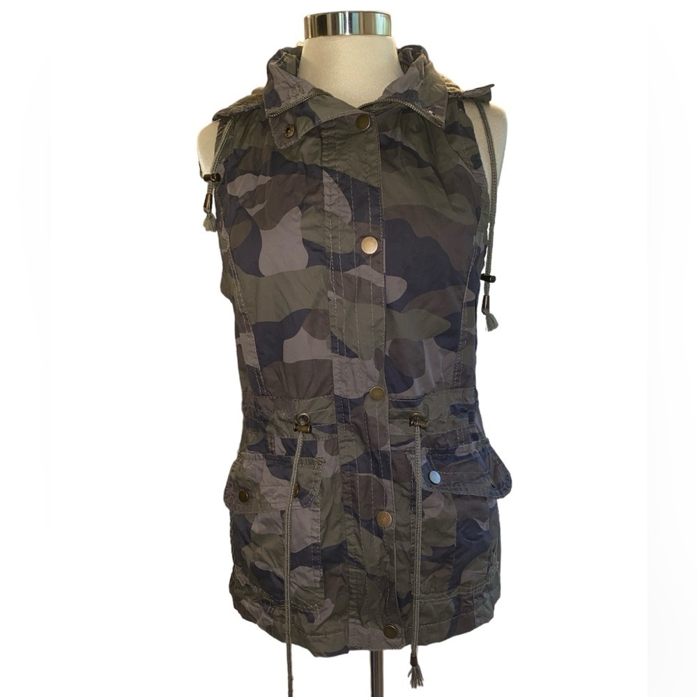 YMI vest button/zip front removable hood lined snap button pockets camo Sz small